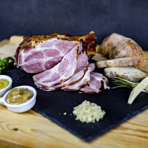 uzenář pan Bašta s láskou, z kvalitního masa a surovin a bez chemickým přídavků vyrábí dle objednávek svých zákazníků zajímavé uzenářské výrobky