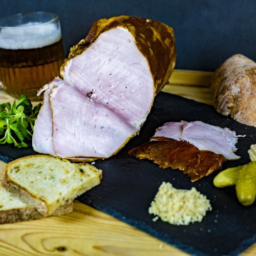 uzenář pan Bašta s láskou, z kvalitního masa a surovin a bez chemickým přídavků vyrábí dle objednávek svých zákazníků zajímavé uzenářské výrobky