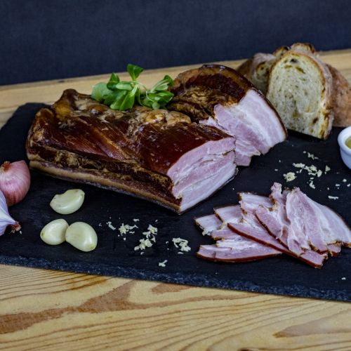 uzenář pan Bašta s láskou, z kvalitního masa a surovin a bez chemickým přídavků vyrábí dle objednávek svých zákazníků zajímavé uzenářské výrobky