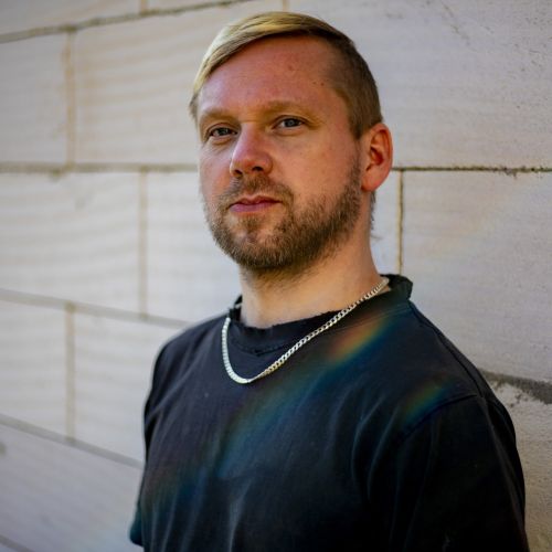 Tommino = hudebník, skladatel písní (hudby i textu), baskytarista i zpěvák (zakladatel kapel CompromisPb a Compromysh, člen kapel Septic People či Galileo)