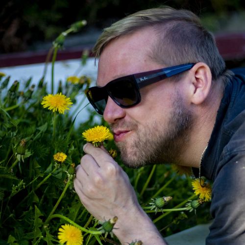 Tommino = hudebník, skladatel písní (hudby i textu), baskytarista i zpěvák (zakladatel kapel CompromisPb a Compromysh, člen kapel Septic People či Galileo)