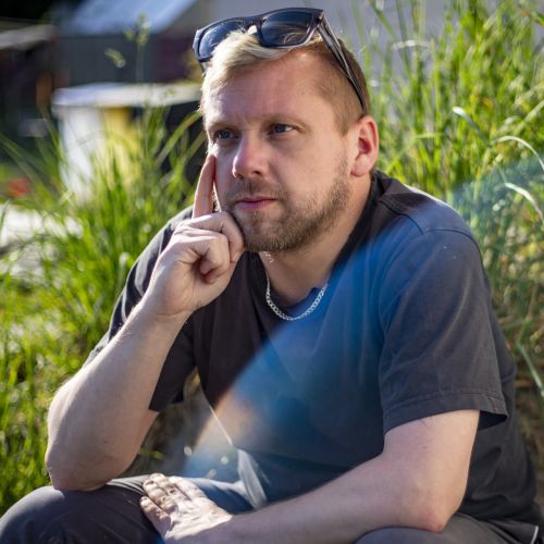 Tommino = hudebník, skladatel písní (hudby i textu), baskytarista i zpěvák (zakladatel kapel CompromisPb a Compromysh, člen kapel Septic People či Galileo)