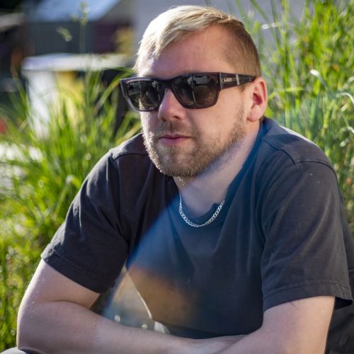 Tommino = hudebník, skladatel písní (hudby i textu), baskytarista i zpěvák (zakladatel kapel CompromisPb a Compromysh, člen kapel Septic People či Galileo)