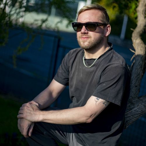 Tommino = hudebník, skladatel písní (hudby i textu), baskytarista i zpěvák (zakladatel kapel CompromisPb a Compromysh, člen kapel Septic People či Galileo)