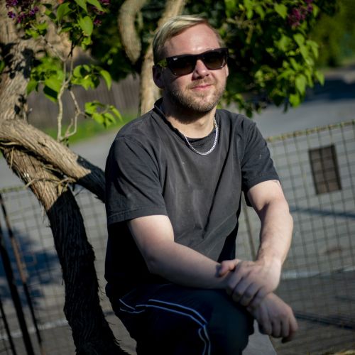 Tommino = hudebník, skladatel písní (hudby i textu), baskytarista i zpěvák (zakladatel kapel CompromisPb a Compromysh, člen kapel Septic People či Galileo)