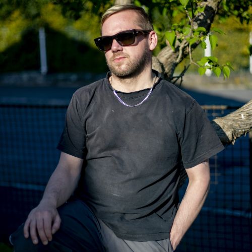 Tommino = hudebník, skladatel písní (hudby i textu), baskytarista i zpěvák (zakladatel kapel CompromisPb a Compromysh, člen kapel Septic People či Galileo)